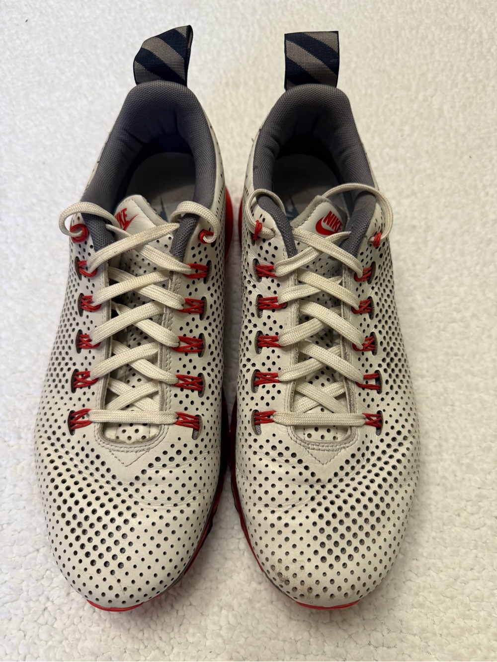 Mens sz 10 Nike Air Max Motion 2013
Gray and Red Perforated Athletic Sneakers - Picture 3 of 10